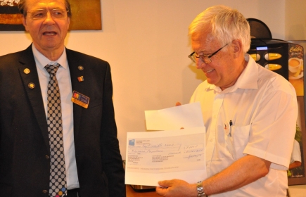 REMISE DU CHEQUE PAR LE GOUVERNEUR A MONSIEUR VIDAL.